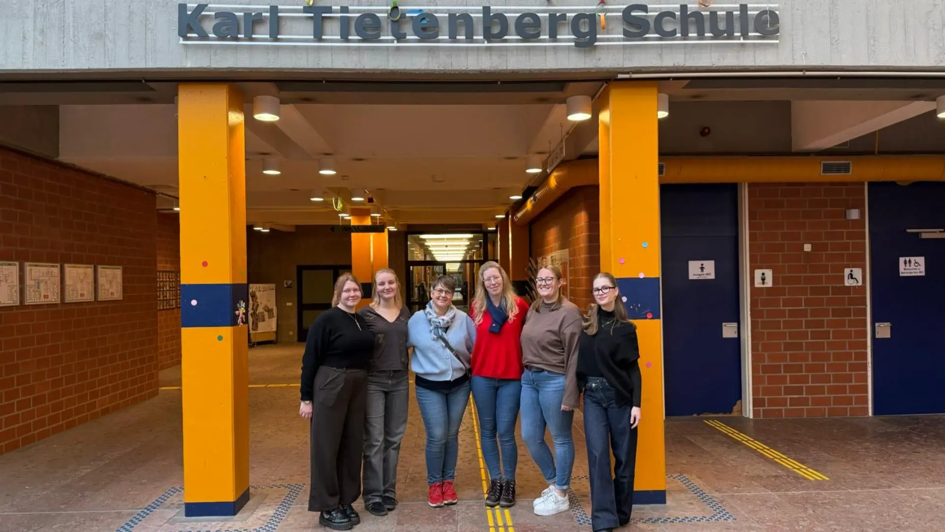 Fünf Orthoptistinnen in Ausbildung in der Eingangshalle 