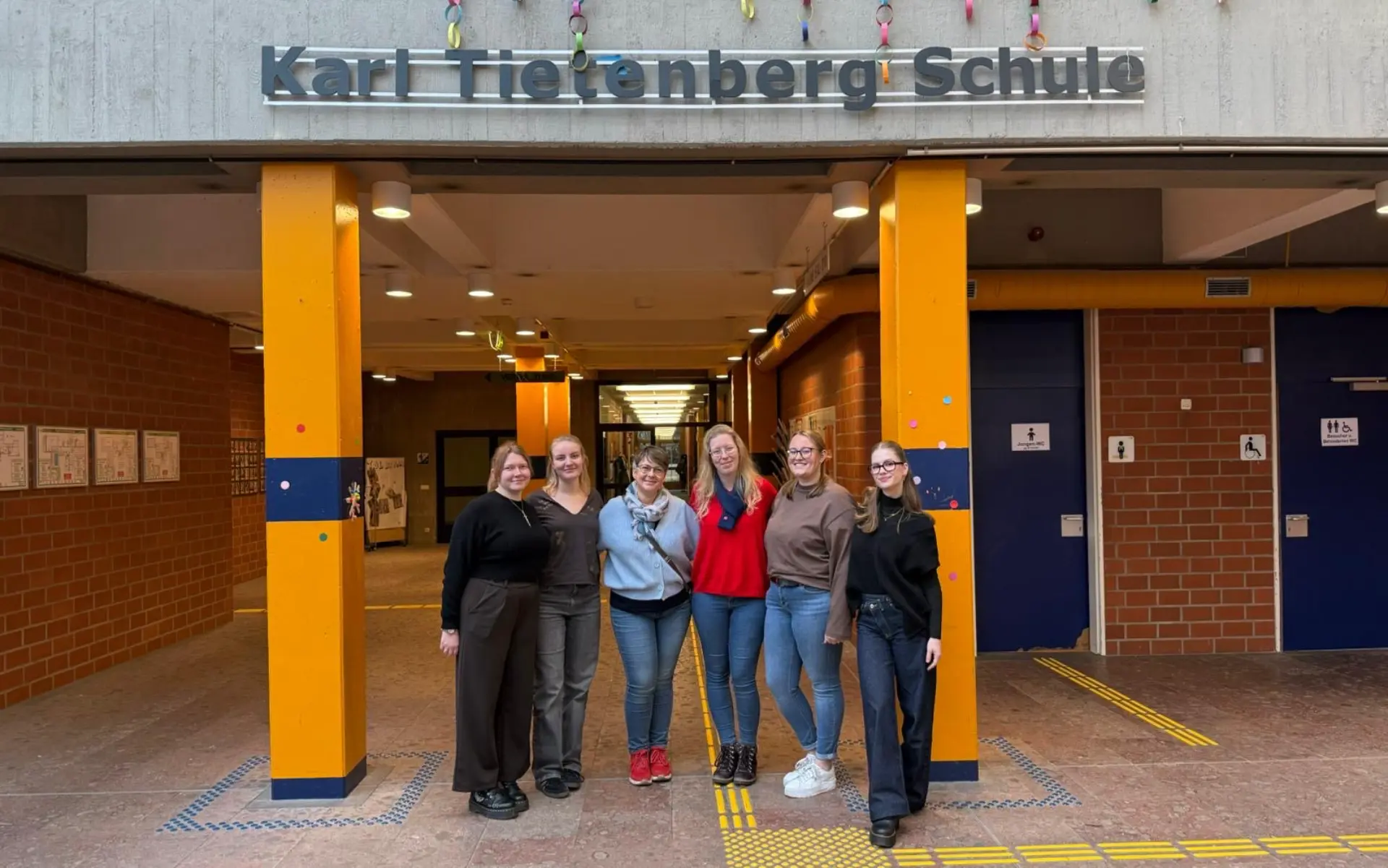 Fünf Auszubildende zur Orthoptistin in der Eingangshalle 