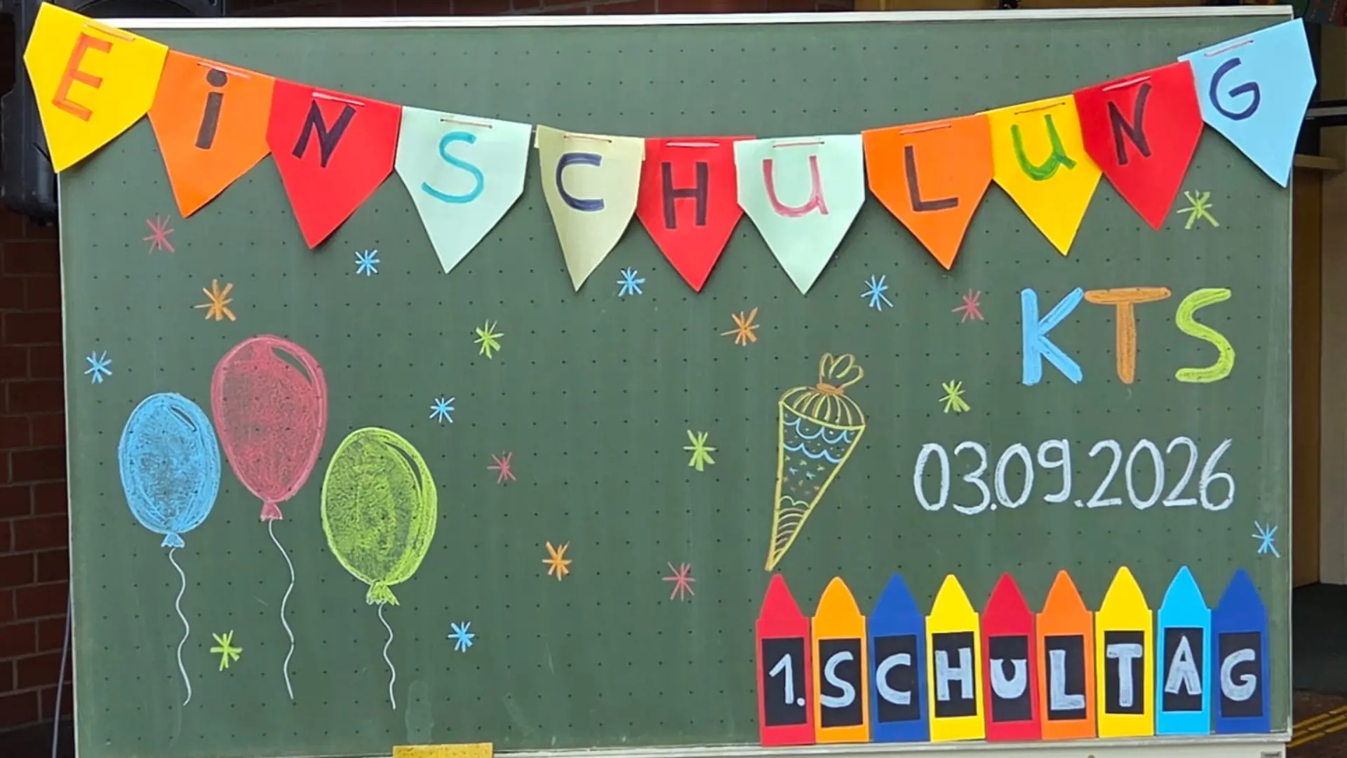bunt gestaltete Tafel für die Einschulung