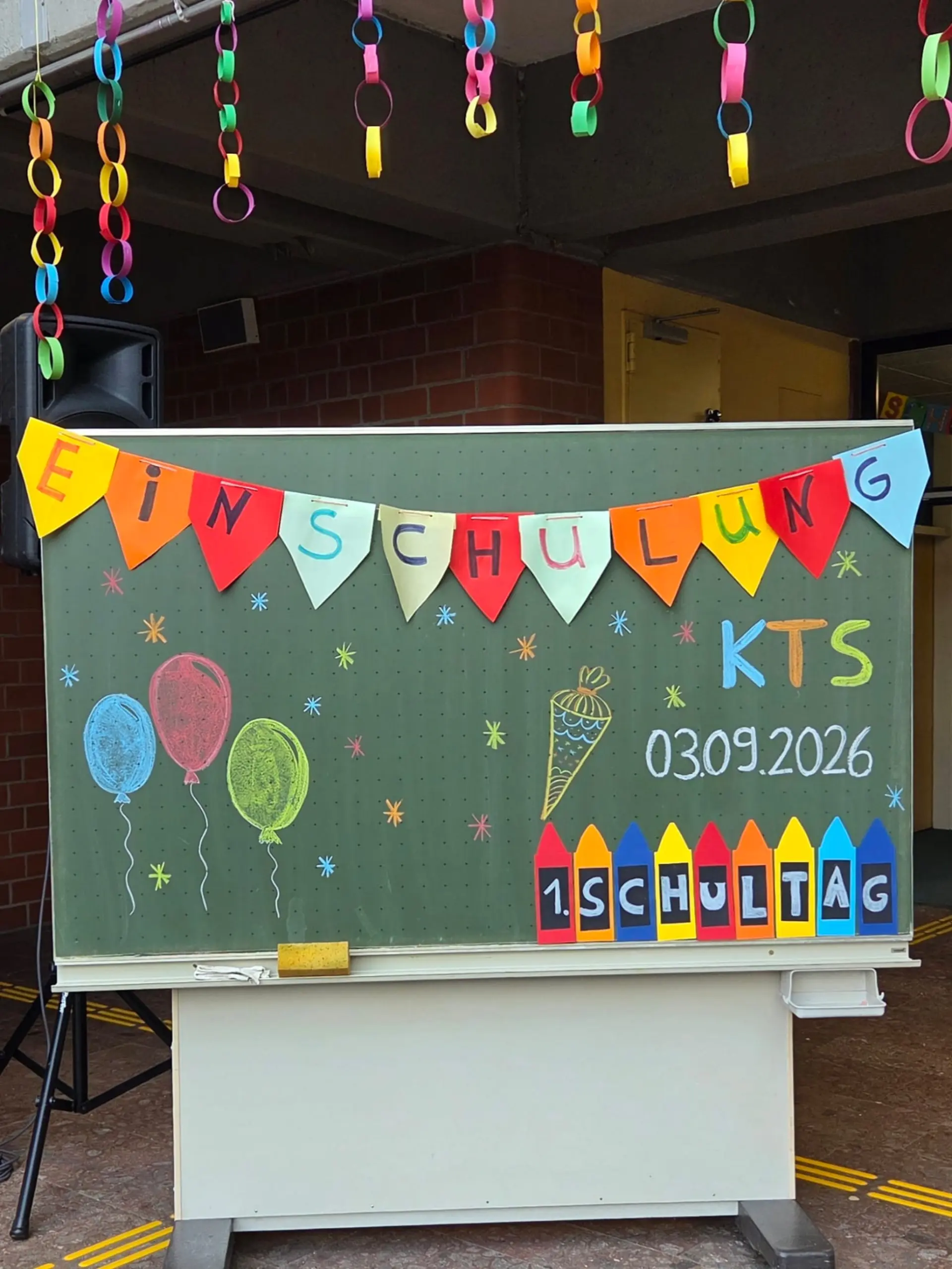 bunt gestaltete Tafel für die Einschulung