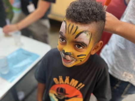 Ein Schüler geschminkt als Löwe.
