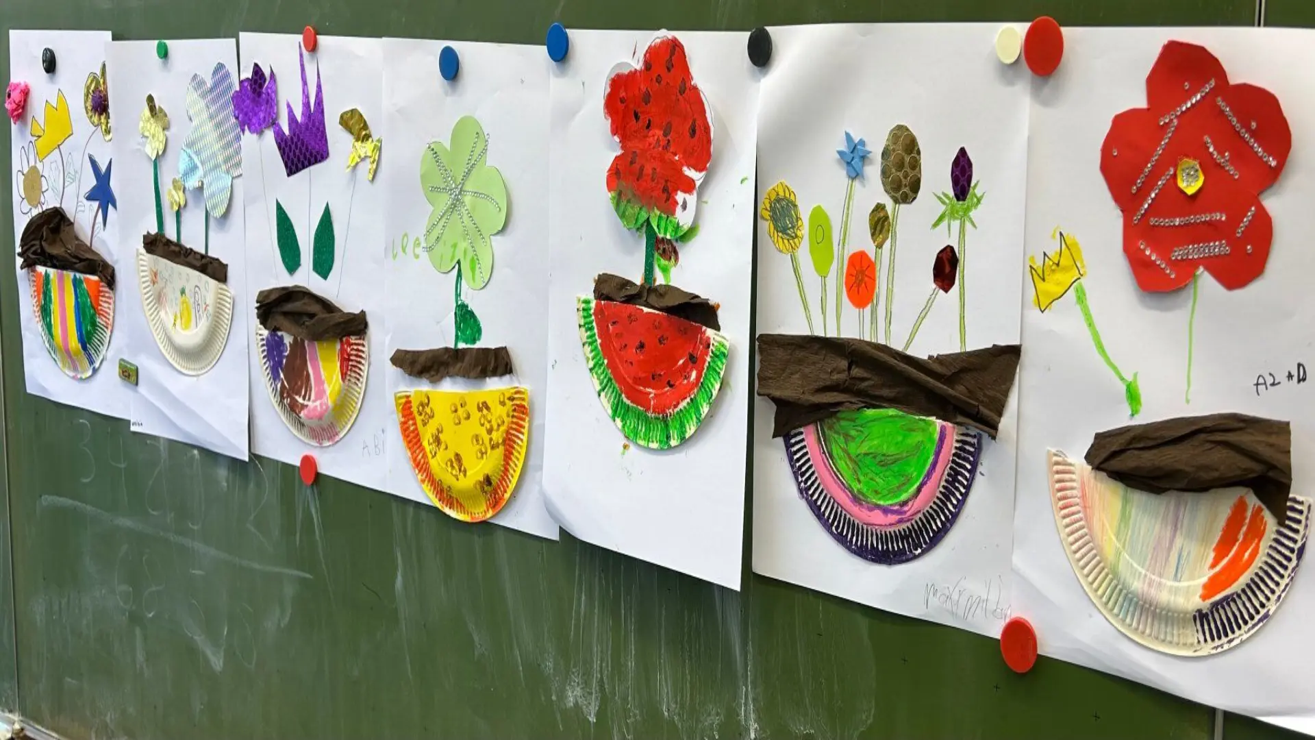 Aus Papptellern und bunten Papier gebastelte Blumen 