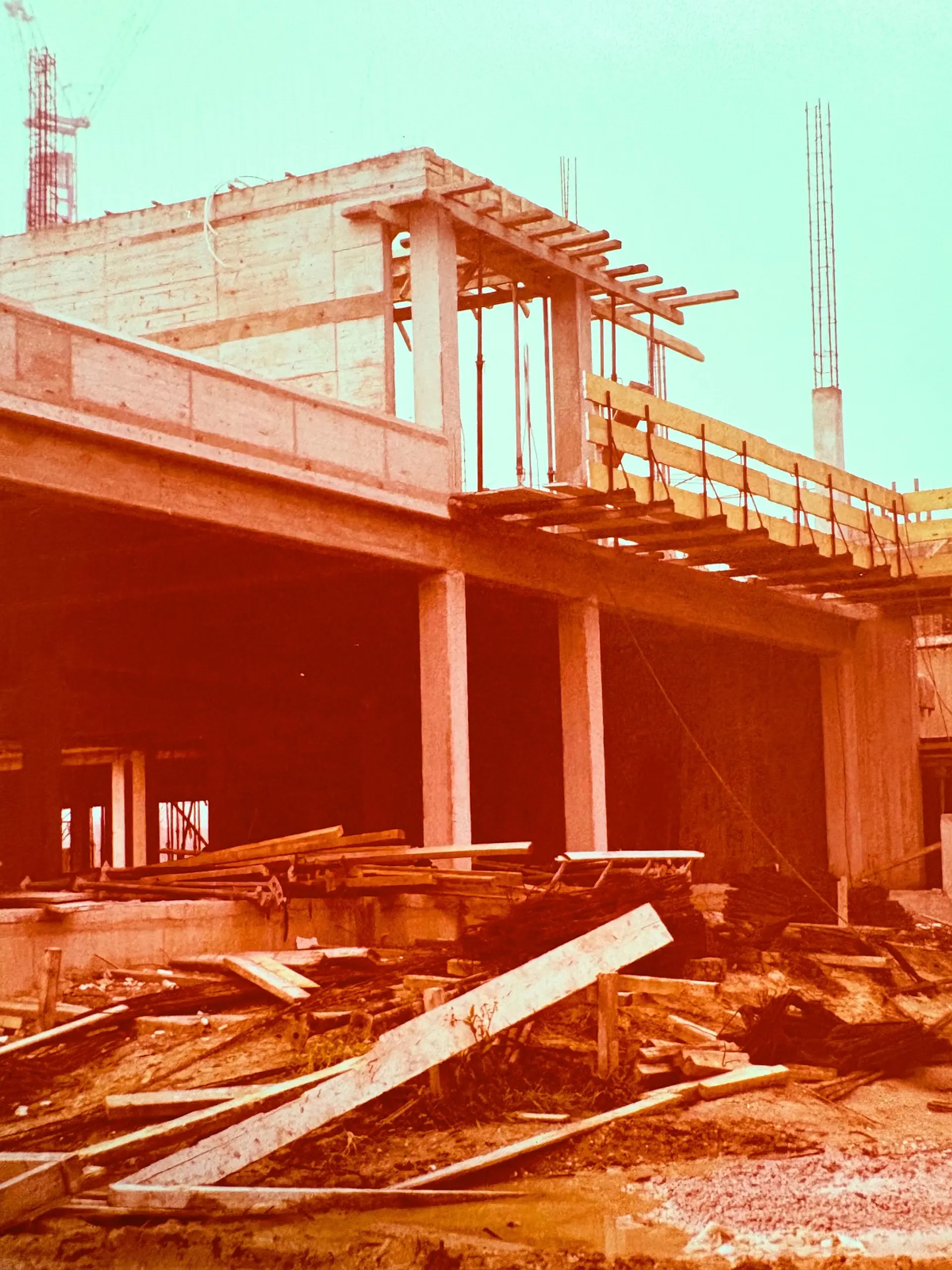 Eine alte Aufnahme von der Schulbaustelle aus dem Jahr 1978. Darauf sieht man schon die Umrisse der Schule mit dem Erdgeschoss und der ersten Etage.