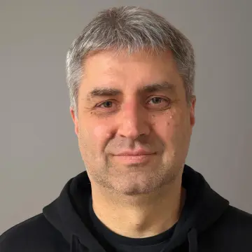Einzelporträt des Hausmeisters Leszek Groth
