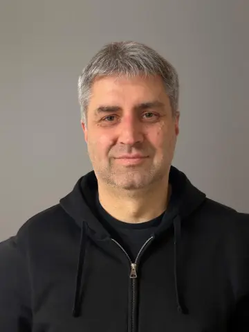 Einzelporträt des Hausmeisters Leszek Groth